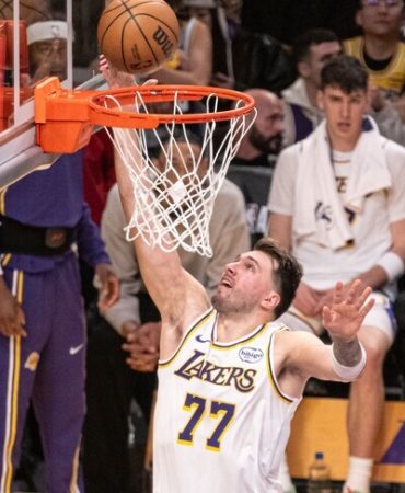 NBA'de Lakers, Luka Doncic'in 52 sayı attığı maçı kazanarak 3'te 3 yaptı