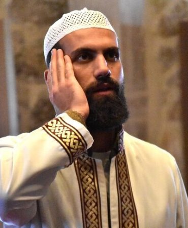 Van Kalesi'nin zirvesindeki camiden ezan sesini duyurmak için her gün binlerce adım atıyor