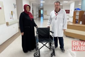 Tekerlekli sandalyeyle geldiği hastaneden yürüyerek taburcu oldu