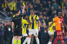Derbilerde kartlar havada uçuşuyor