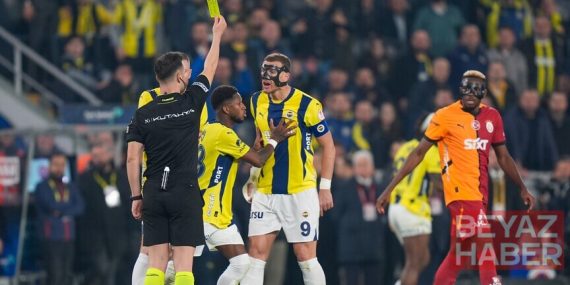 Derbilerde kartlar havada uçuşuyor