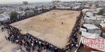 Gazze'de yerinden edilen futbolcular çadırlar arasında dostluk maçı yaptı