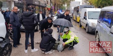 Kadın polis, yaralı ıslanmasın diye başında şemsiyeyle bekledi