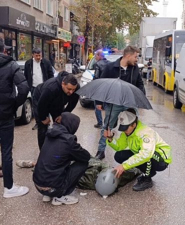Kadın polis, yaralı ıslanmasın diye başında şemsiyeyle bekledi