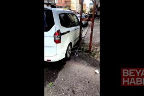 Vatandaşın sel önlemi şaşırttı! Aracını elektrik direğine bağladı