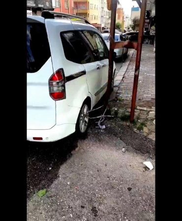Vatandaşın sel önlemi şaşırttı! Aracını elektrik direğine bağladı