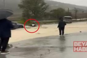 İstanbul'da yağmur suyuna kapılan motosikletliyi çevredekiler kurtardı