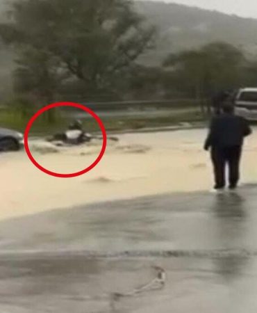 İstanbul'da yağmur suyuna kapılan motosikletliyi çevredekiler kurtardı