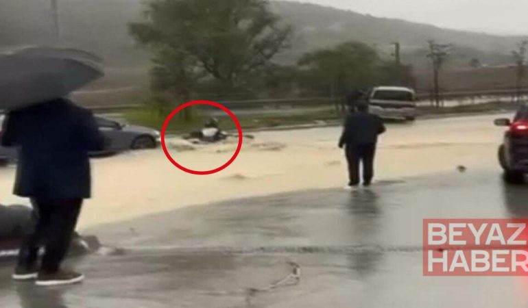 İstanbul'da yağmur suyuna kapılan motosikletliyi çevredekiler kurtardı