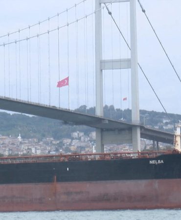 Rusya'da vurulan dev gemi İstanbul Boğazı'ndan geçti