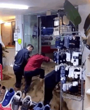 Ayazağa'daki selden yeni görüntüler: 19 yıllık mağazayı saniyeler içinde sular yuttu