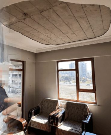 Evinin salonunda otururken kabusu yaşadı: Bir gözünü kaybetti, burnu kırıldı